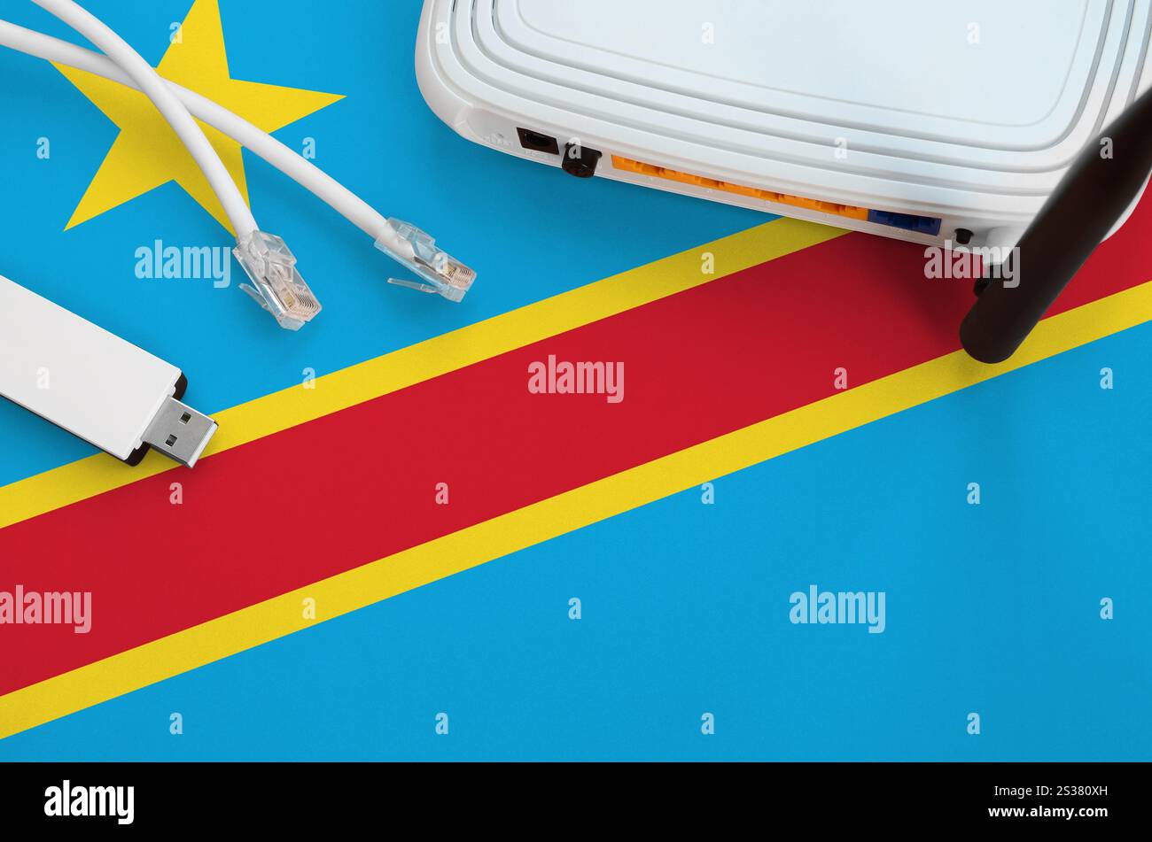 Bandiera della Repubblica Democratica del Congo raffigurata sul tavolo con cavo Internet rj45, adattatore wireless usb wi-fi e router. Concetto di connessione a Internet. Foto Stock