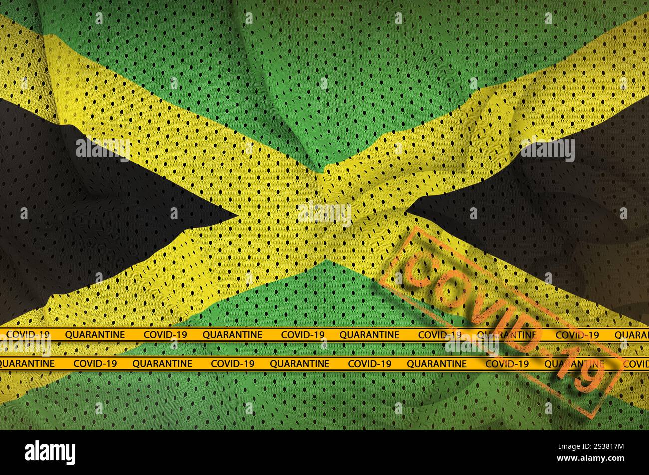 Bandiera giamaicana e francobollo arancione Covid-19 con nastro adesivo. Coronavirus o pandemia 2019-nCoV virus concetto. Bandiera Giamaica e francobollo arancione Covid-19 con Foto Stock