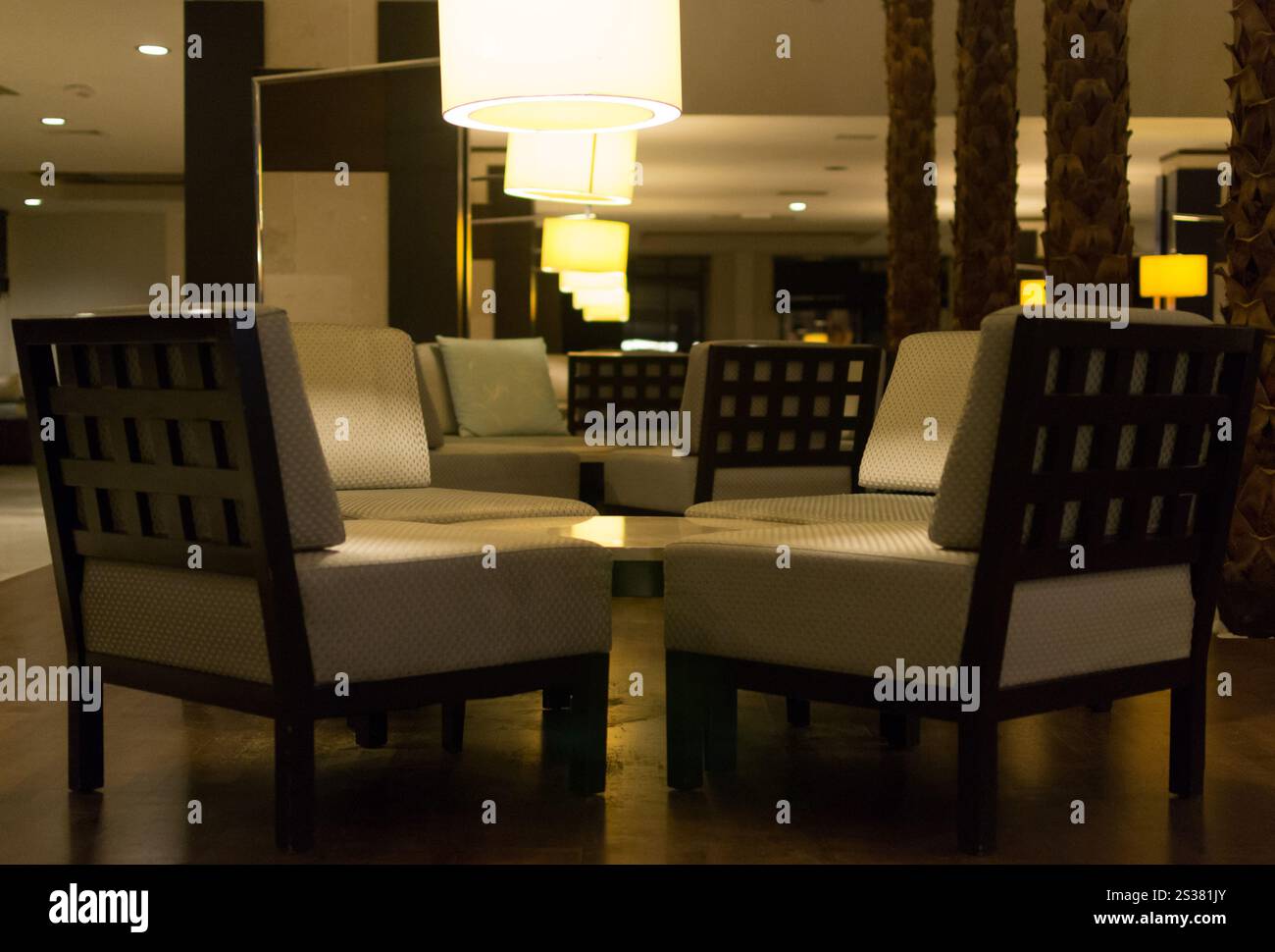 poltrona interna e foto notturna del tavolo. poltrona interna e tavolo da sera Foto Stock