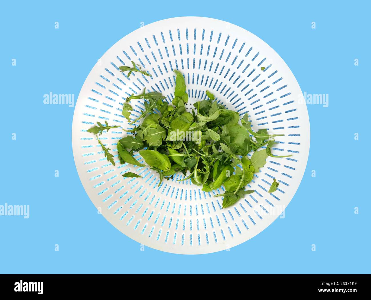 Foglie di erbe nell'insalata, cibo vegetariano sano in una ciotola in cucina. Foglie di erbe in un'insalata, cibo vegetariano sano in una ciotola. Foto Stock Foglie di erbe nell'insalata, cibo vegetariano sano in una ciotola in cucina. Foglie di erbe in un'insalata, cibo vegetariano sano in una ciotola. Foto Stock