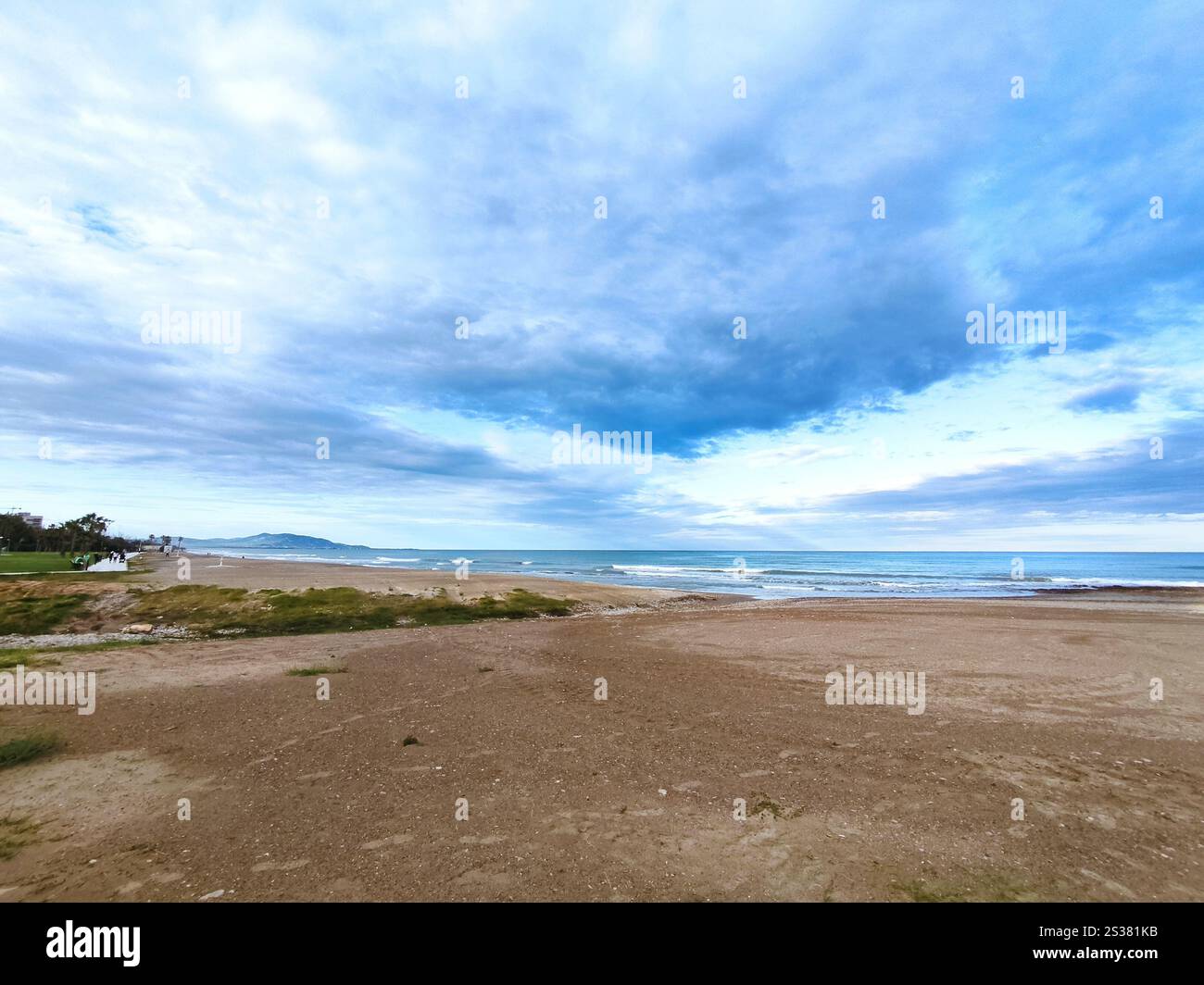 Spiaggia di mare. Onde blu e nuvole sul paesaggio. Splendida costa durante le vacanze estive. Spiaggia di mare. Onda blu e nuvola sul paesaggio. Foto Stock
