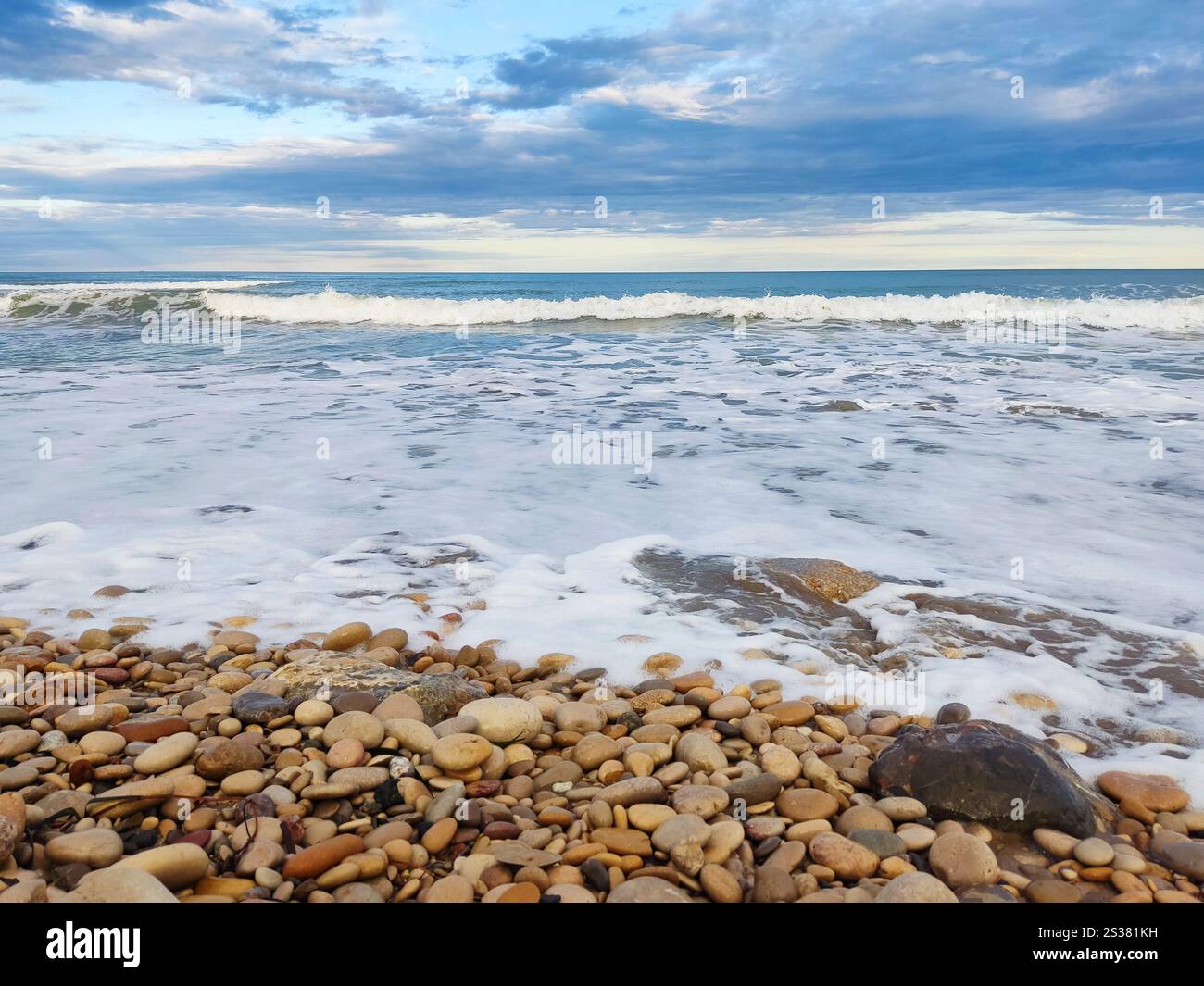Spiaggia di mare. Onde blu e nuvole sul paesaggio. Splendida costa durante le vacanze estive. Spiaggia di mare. Onda blu e nuvola sul paesaggio. Foto Stock