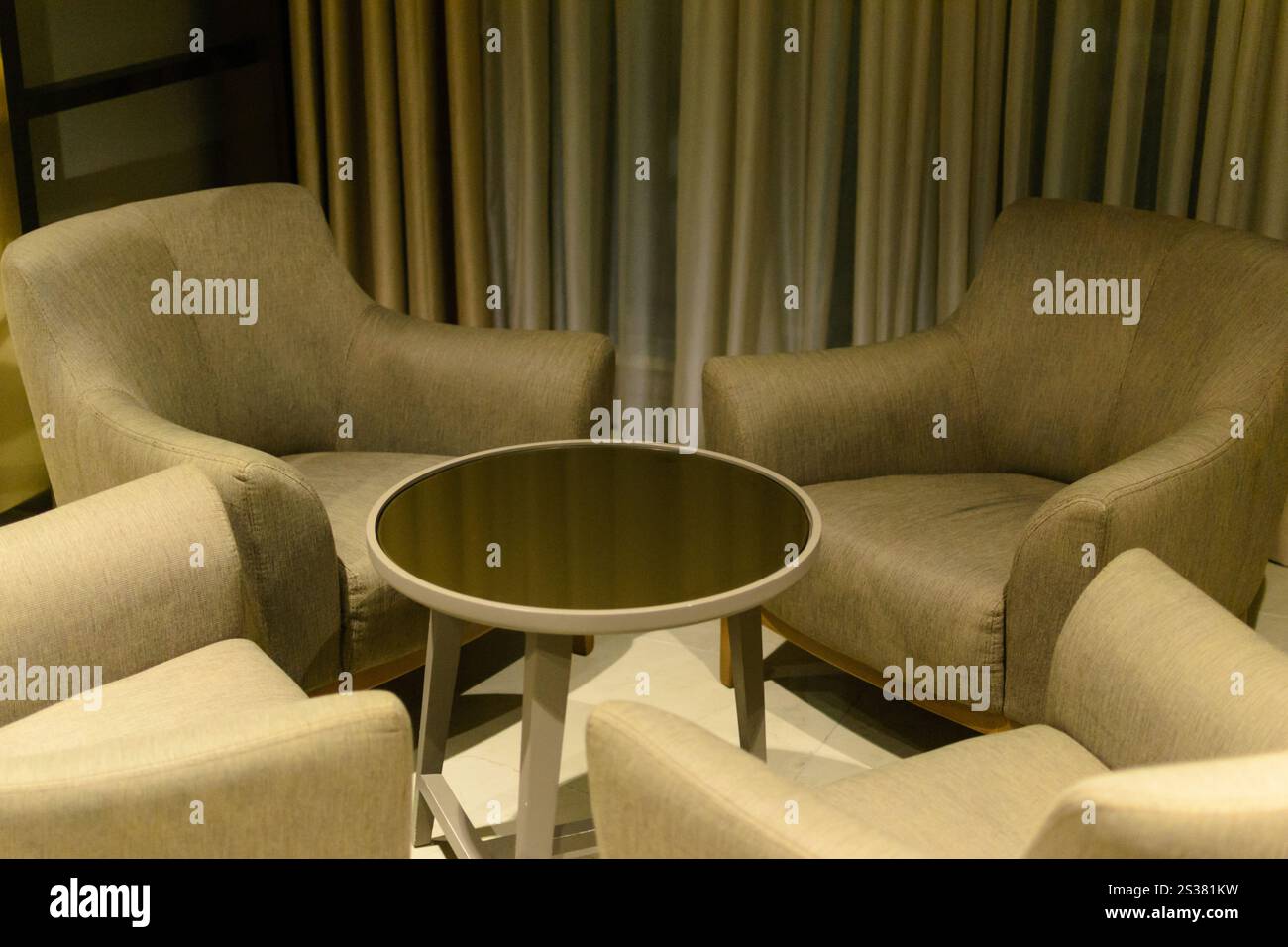 tavolo da notte e sedie foto notturna. tavolo da notte e sedie Foto Stock