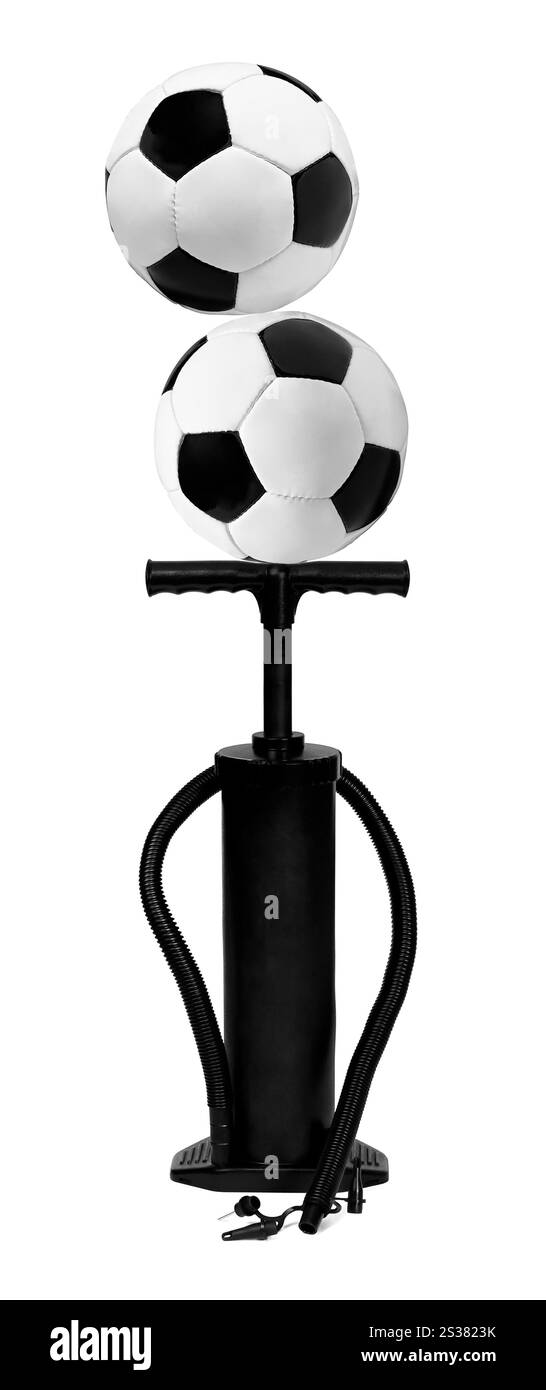 pompa e palline da calcio isolate su sfondo bianco. pompa e palline da calcio isolate Foto Stock