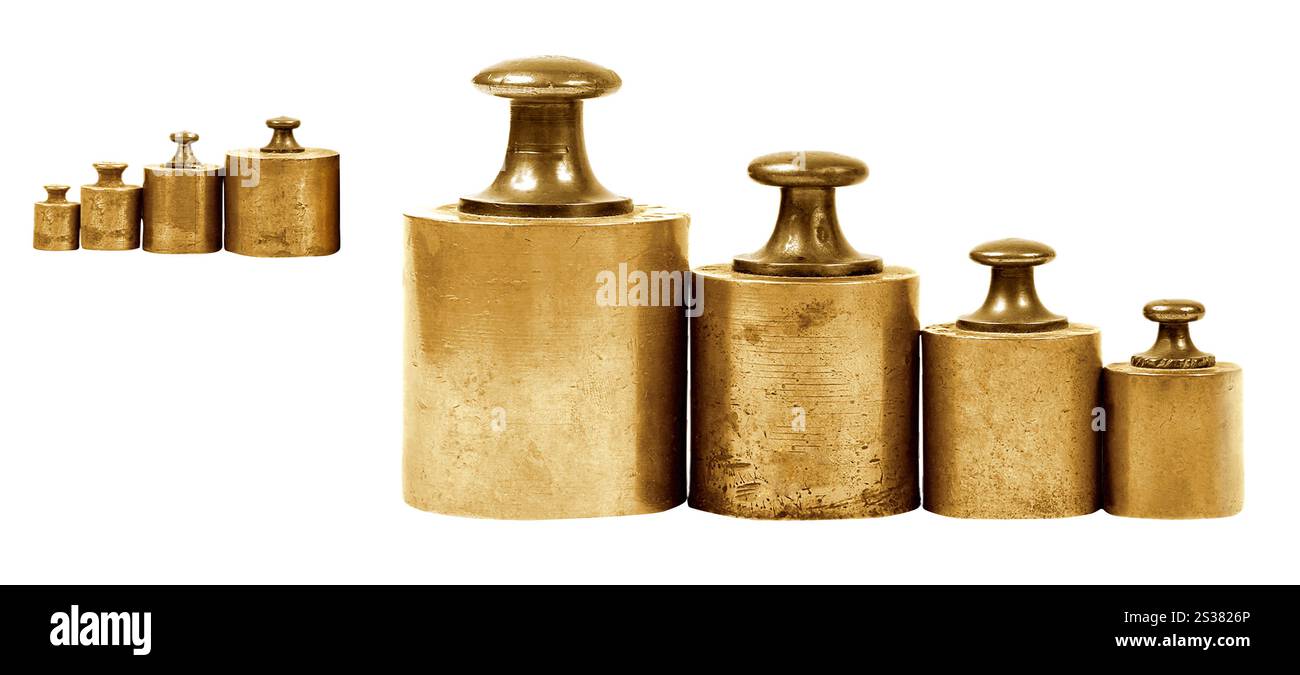 set di pesi di precisione per una bilancia isolata su sfondo bianco. set di pesi di precisione per bilancia Foto Stock