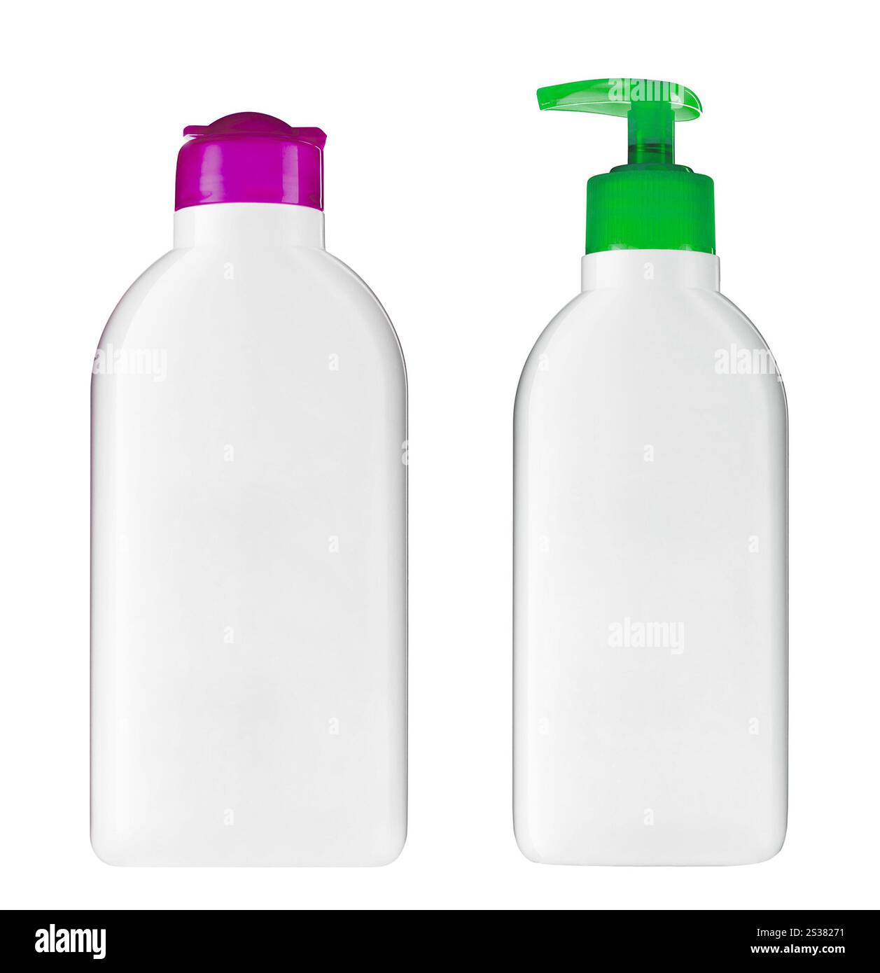 Flacone in plastica con sapone o shampoo isolato su sfondo bianco. Bottiglia di plastica con sapone o shampoo Foto Stock