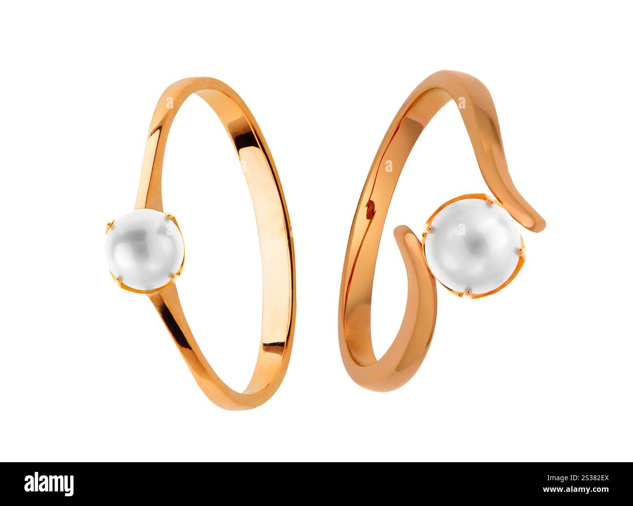 Anelli di nozze dorati con perle isolate su sfondo bianco. Anelli di nozze dorati con perla Foto Stock