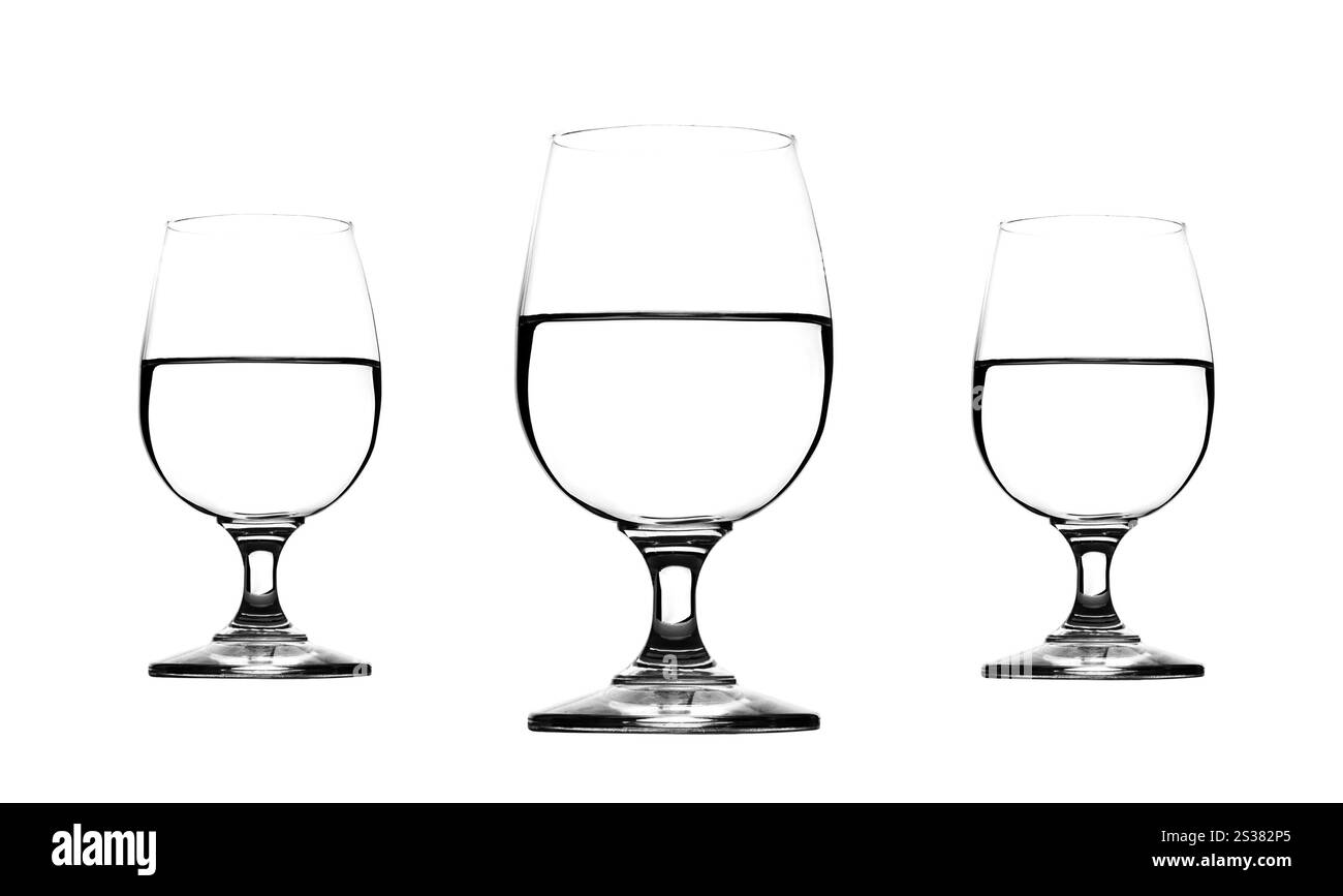 acqua su bicchieri isolata su sfondo bianco. acqua su bicchieri isolata Foto Stock