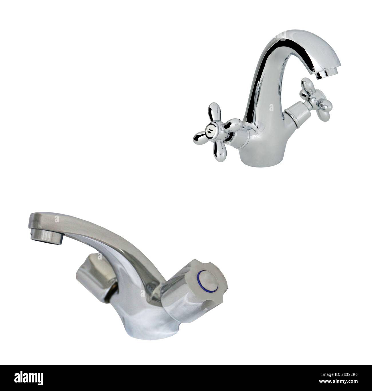 vecchio con rubinetti moderni in acciaio inox isolati su sfondo bianco. vecchio con rubinetti moderni in acciaio inox Foto Stock