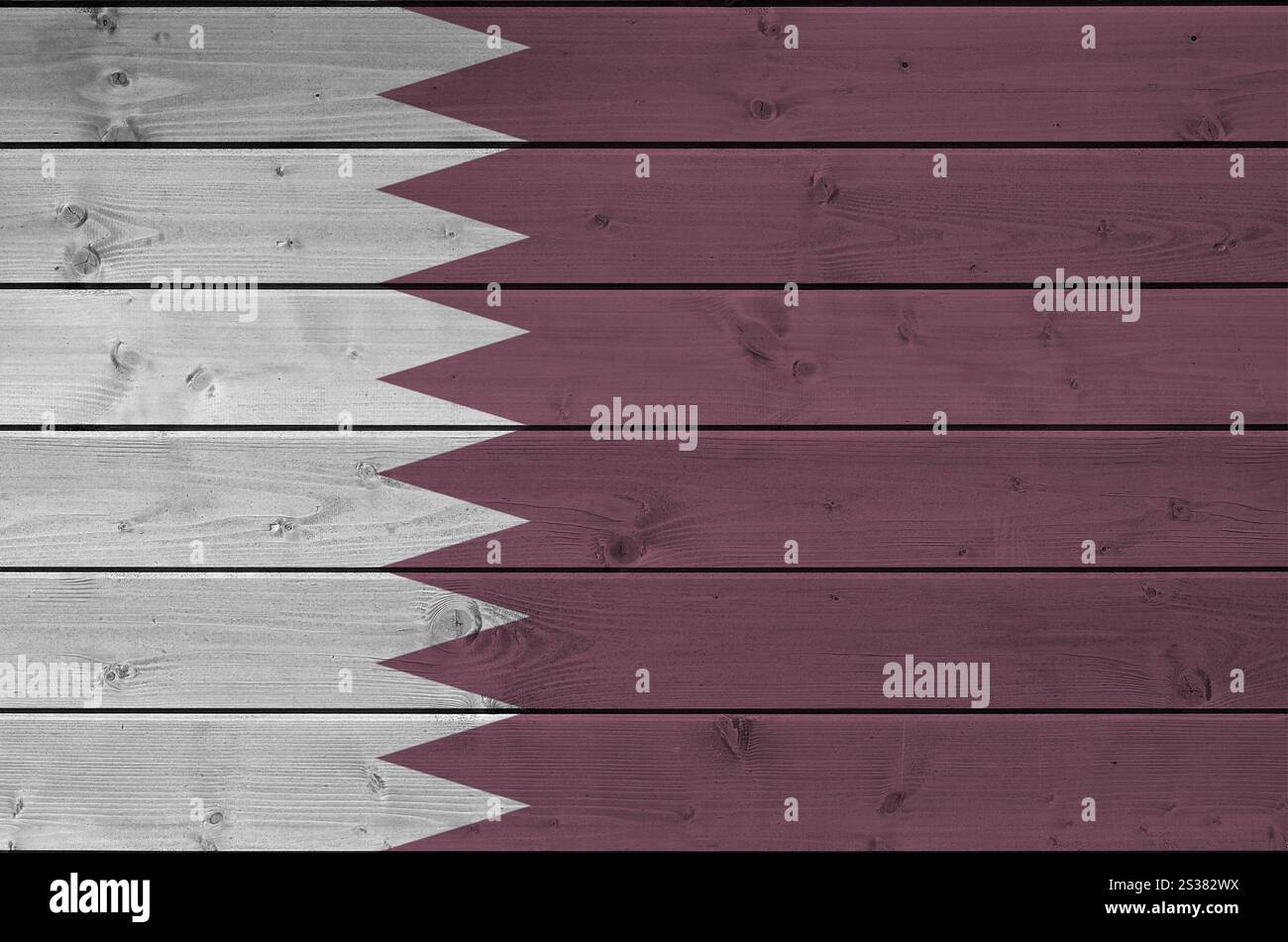 Bandiera del Qatar raffigurata in colori vivaci su un'antica parete di legno da vicino. Striscione testurizzato su sfondo ruvido. Bandiera del Qatar raffigurata in vernice brillante Foto Stock