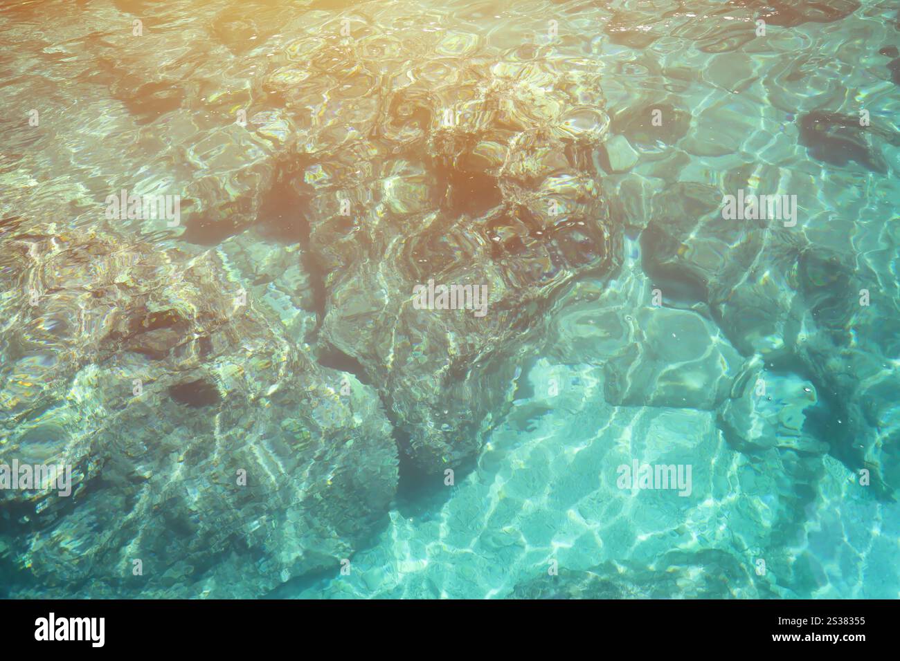 Messa a fuoco selettiva per la fotografia subacquea. Pietre sul fondo del Mar Egeo. Sfondi e texture naturali. Pietre in fondo a. Foto Stock