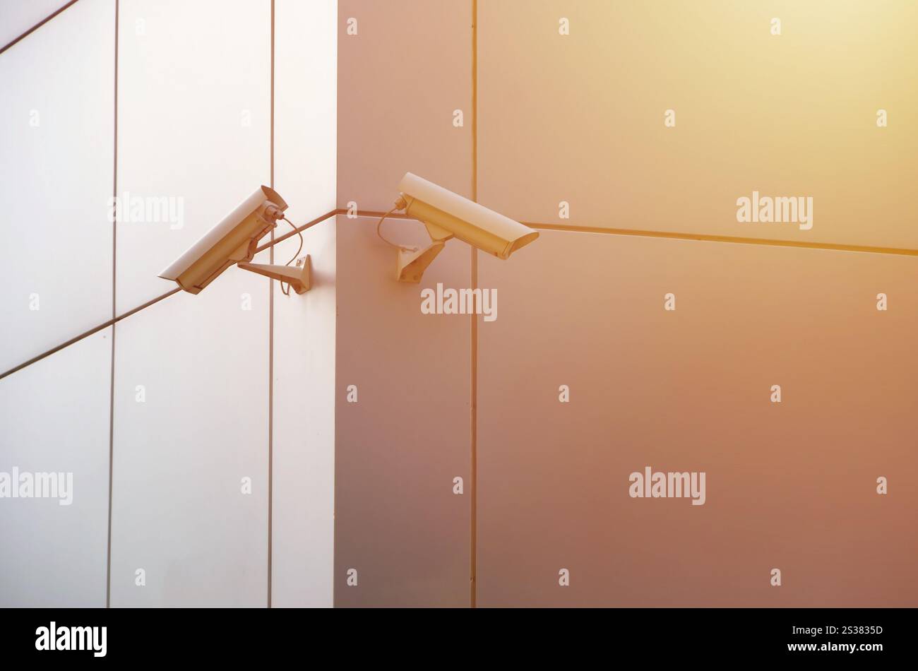 Moderne telecamere a circuito chiuso su una parete in plastica argentata. Concetto di sorveglianza e monitoraggio dell'area in tempo reale. Moderne telecamere a circuito chiuso su una parete in plastica argentata Foto Stock