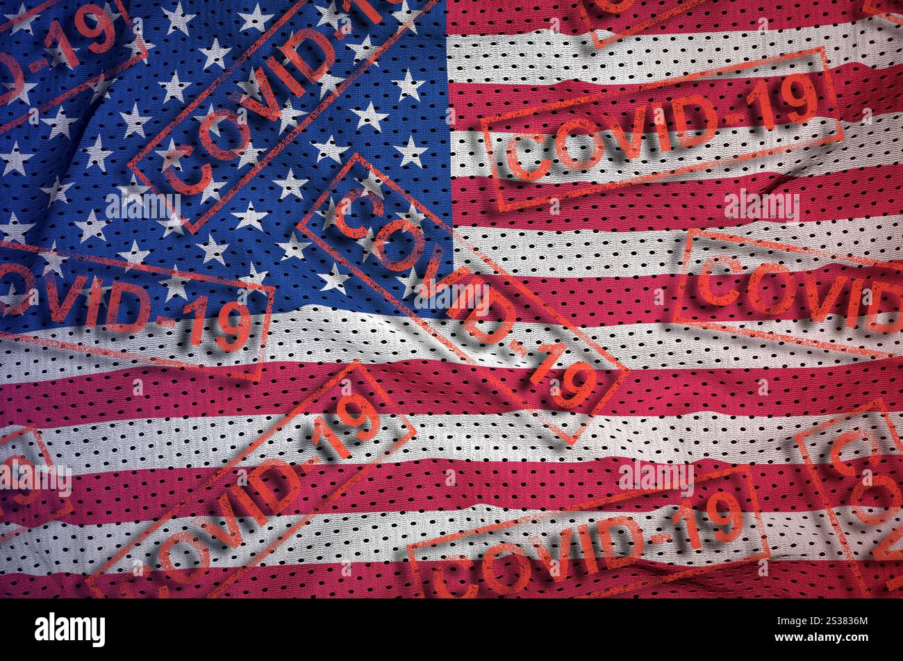 Bandiera degli Stati Uniti d'America e molti francobolli rossi Covid-19. Coronavirus o pandemia 2019-nCoV virus concetto. Bandiera degli Stati Uniti d'America e molti altri Foto Stock