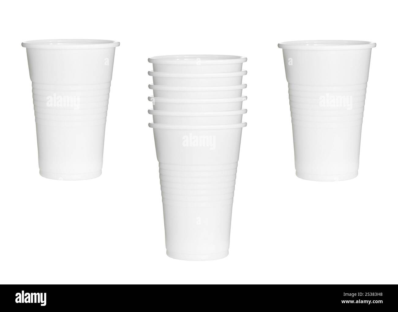 raccolta di bicchieri in plastica isolati su sfondo bianco. bicchieri di plastica Foto Stock