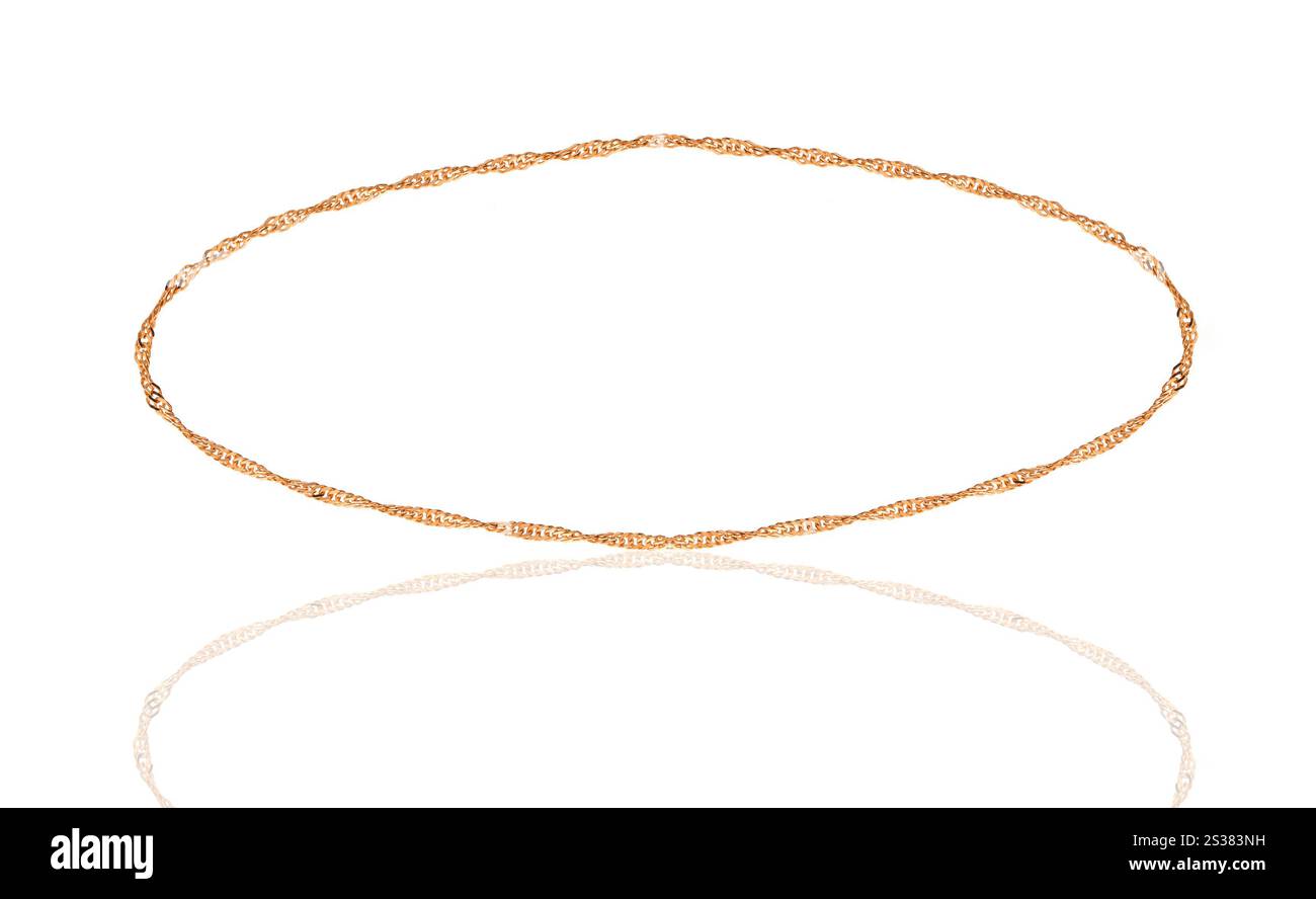 Catena dorata isolata su bianco. Catena d'oro Foto Stock