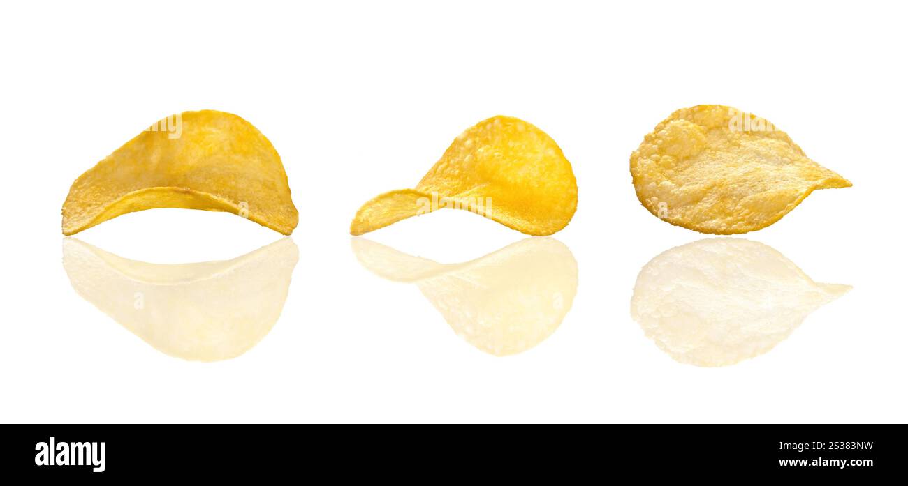 patatine su sfondo bianco. patatine fritte Foto Stock