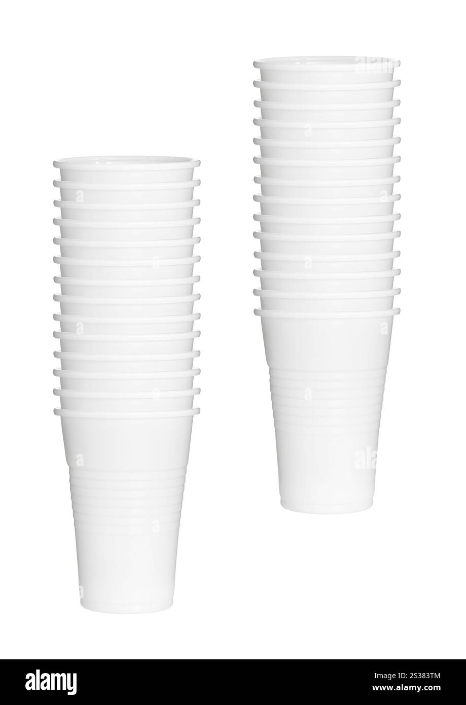 bicchieri in plastica isolati su sfondo bianco. tazze Foto Stock
