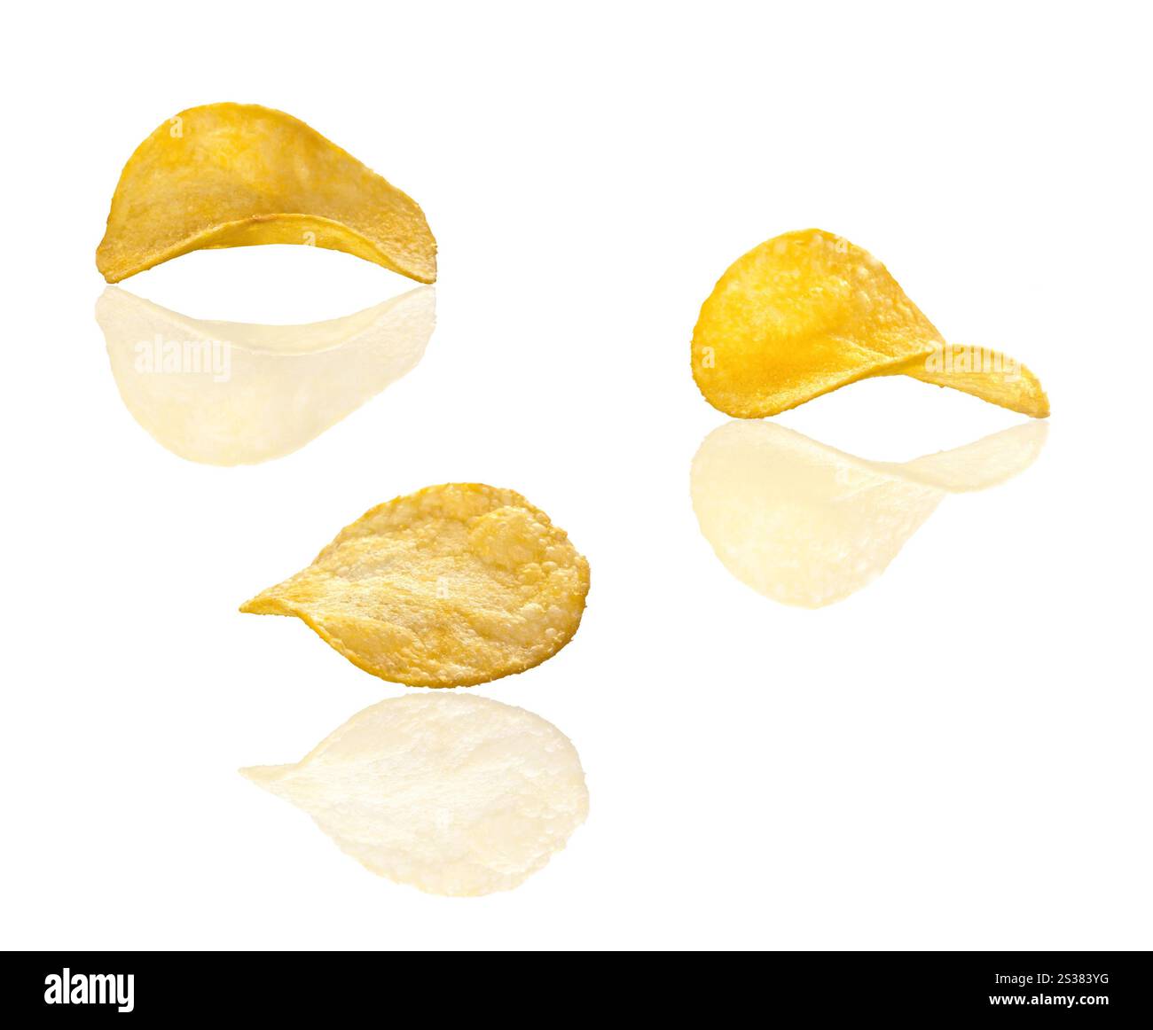 patatine su sfondo bianco. patatine fritte Foto Stock