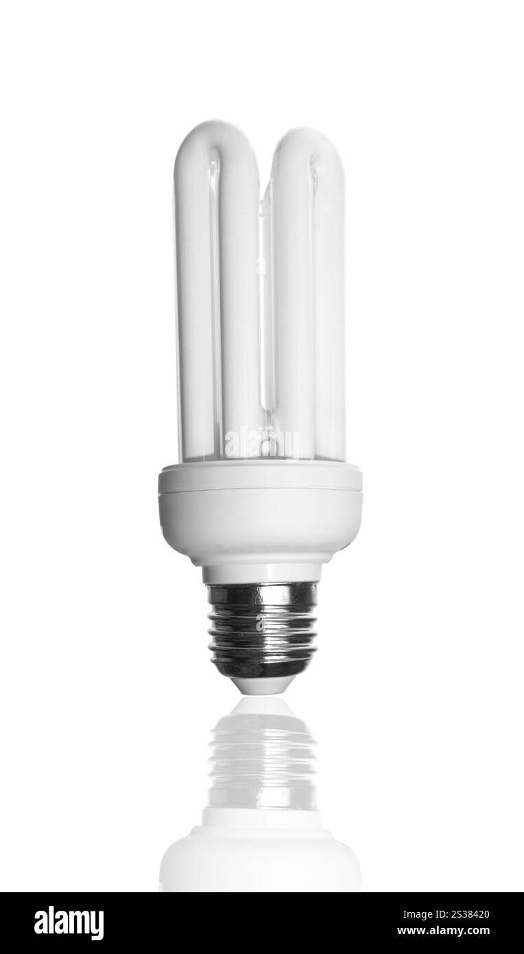 Lampadina a risparmio energetico isolata su sfondo bianco. Lampadina fluorescente compatta a risparmio energetico isolata Foto Stock