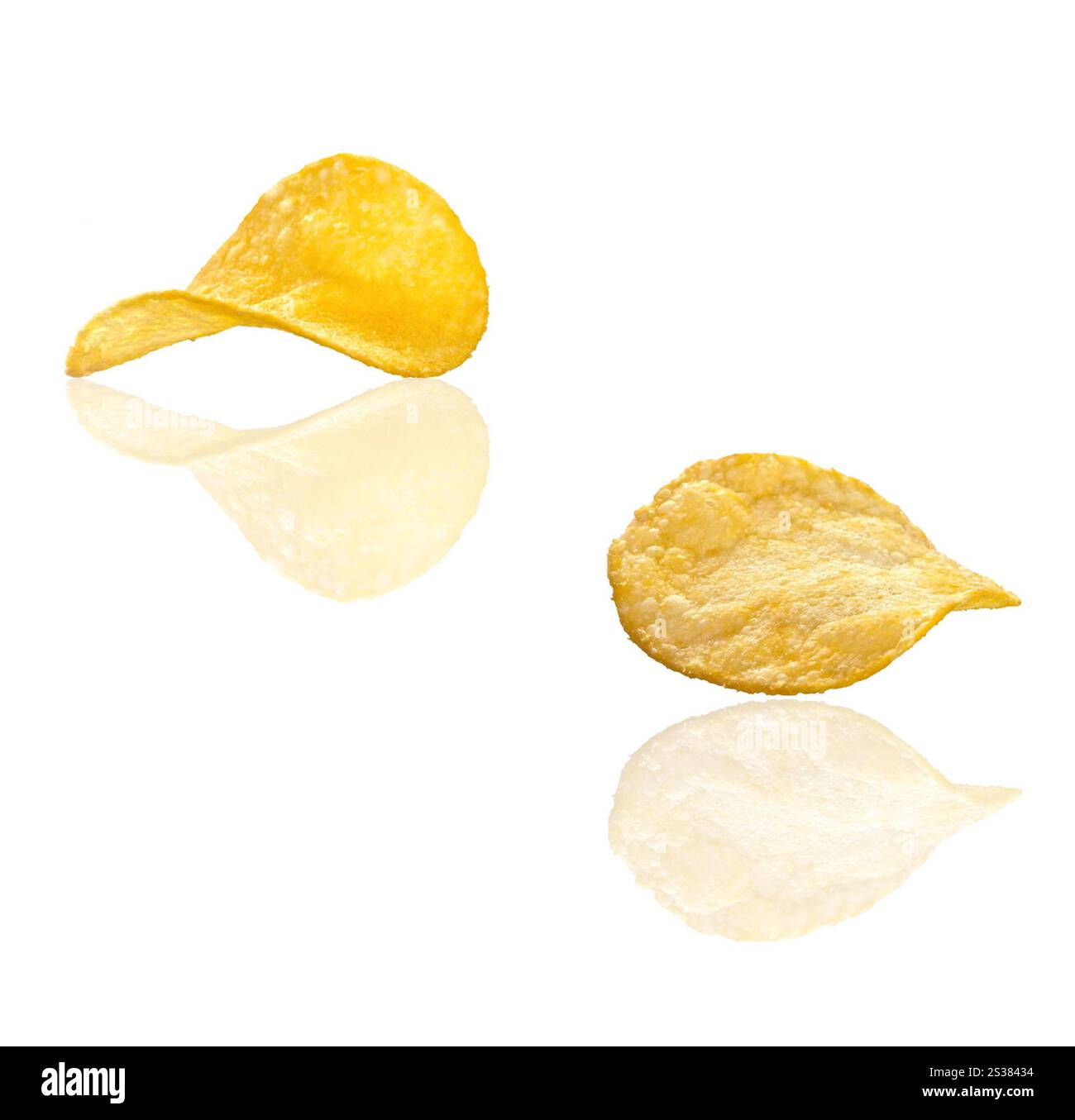 patatine su sfondo bianco. patatine fritte Foto Stock