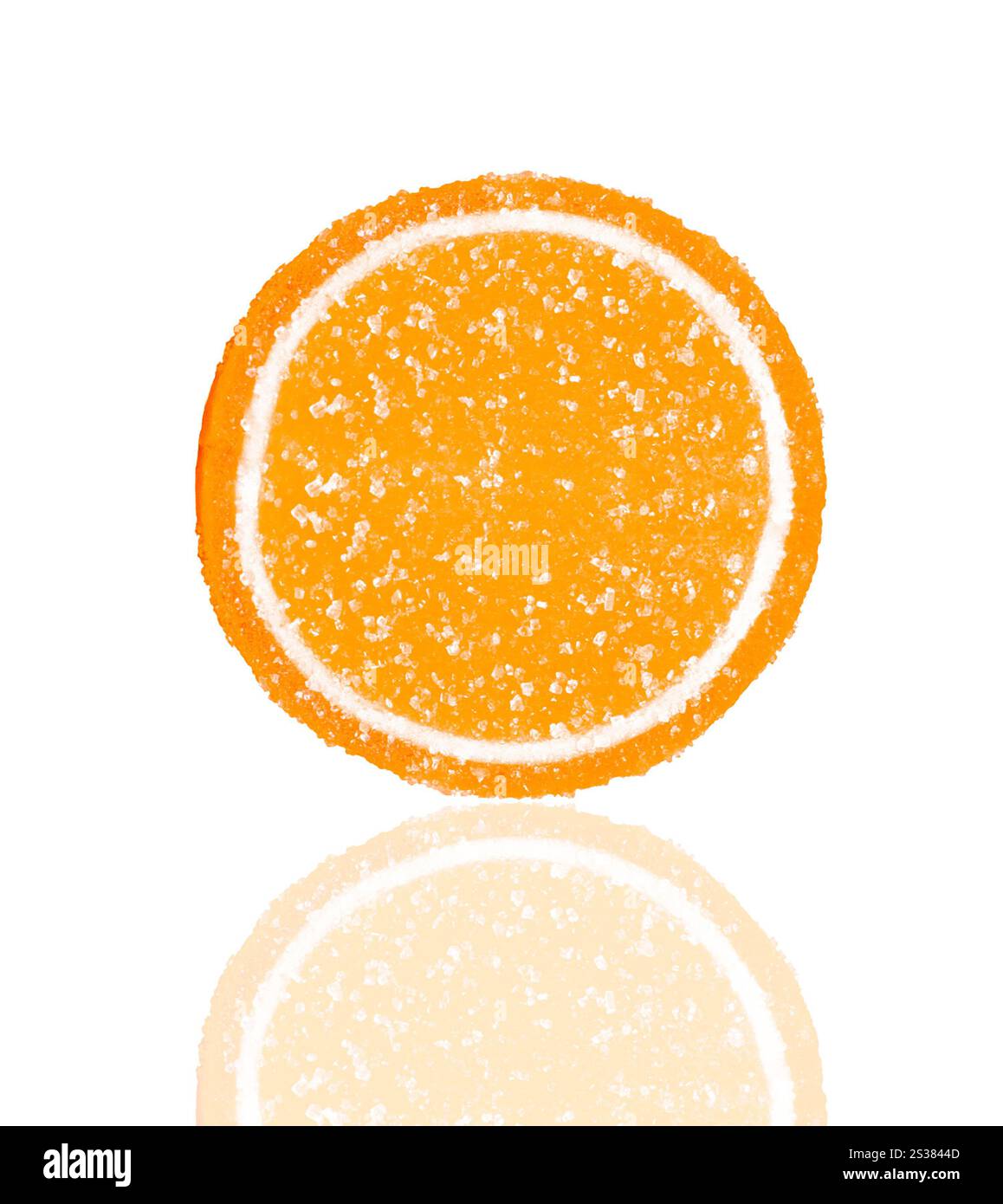 gelatina d'arancia in zucchero isolata su bianco. gelatina d'arancia con zucchero Foto Stock