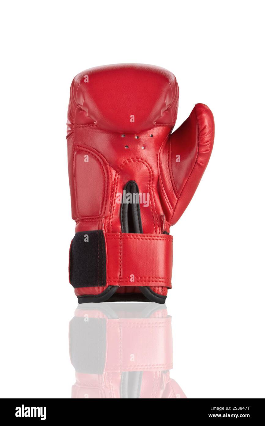 Guanti da boxe rossi isolati su sfondo bianco. Guanti da boxe rossi isolati su bianco Foto Stock
