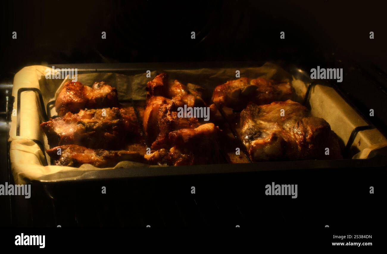 La carne di pollo viene cotta al forno. Foto del cibo. La carne di pollo viene cotta al forno Foto Stock