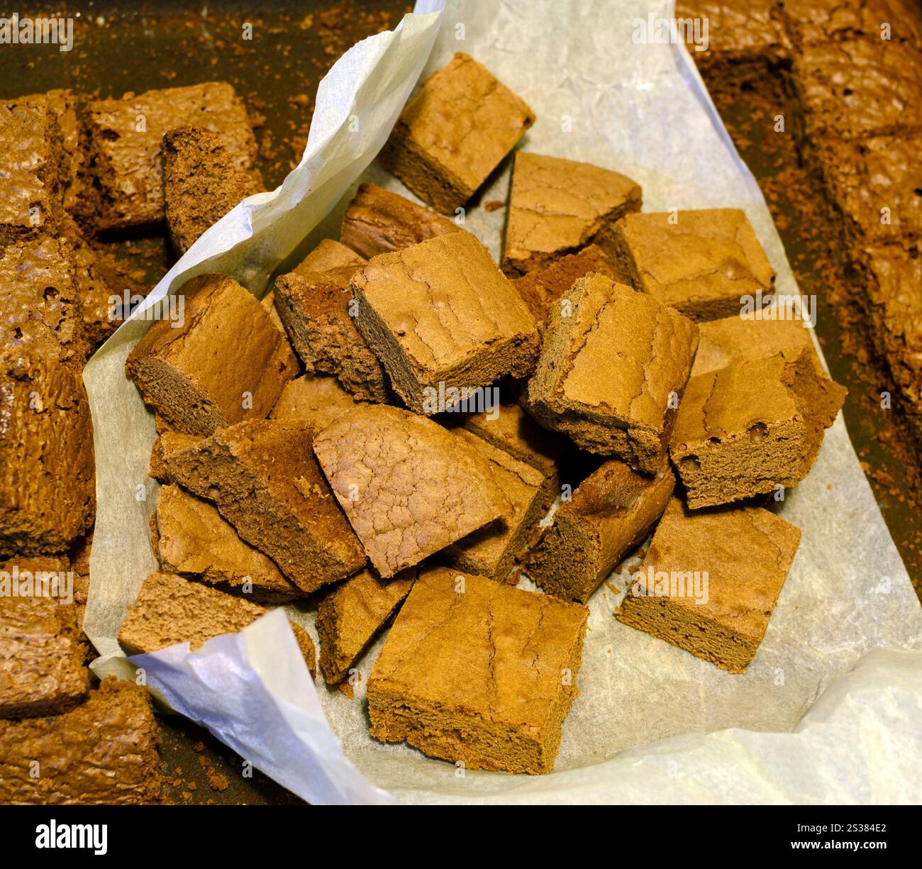 Il pane tagliato a pezzi su teglia da forno. Foto del cibo. Il pane tagliato a pezzi su teglia da forno Foto Stock