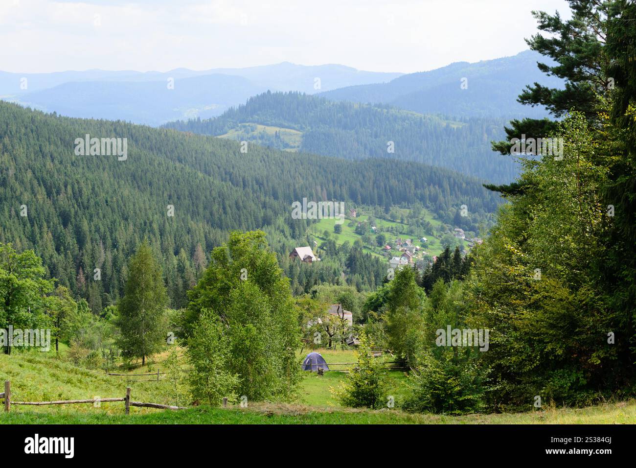 Paesaggio altopiani prato e foresta. Foto natura. Paesaggio altopiani prato e foresta Foto Stock