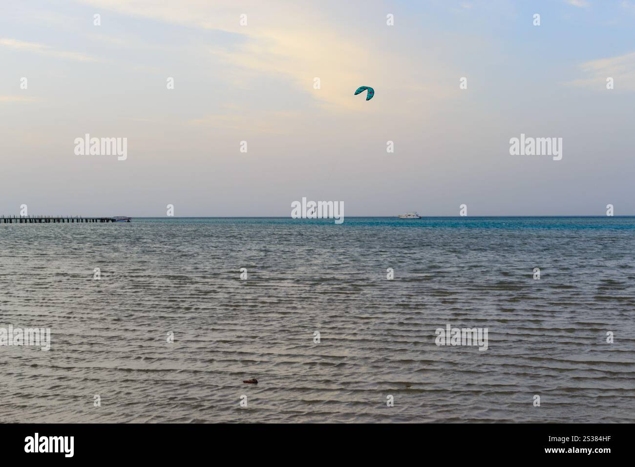 Kitesurfing silhouette all'orizzonte del mare foto. Silhouette da kitesurf all'orizzonte del mare Foto Stock