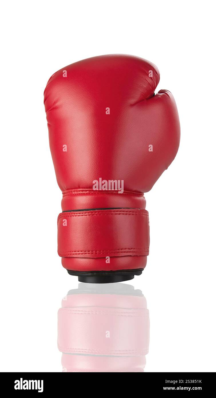 Guanti da boxe rossi isolati su sfondo bianco. Guanti da boxe rossi isolati su bianco Foto Stock