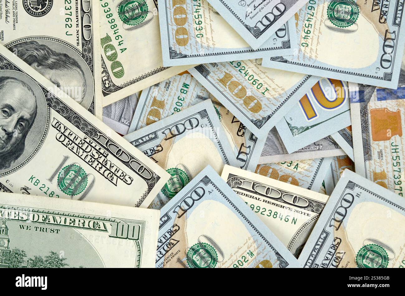 Vista dall'alto dello sfondo di banconote da cento dollari. Concetto di valuta statunitense e vita ricca. Consistenza di banconote in dollari americani. Vista dall'alto di uno Foto Stock