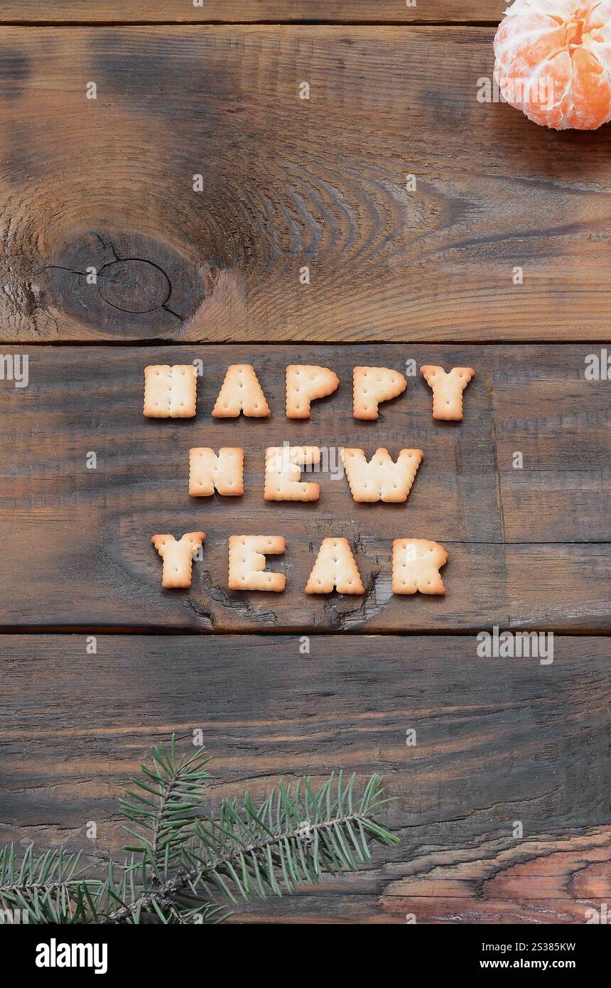 Biglietto natalizio con mandarini, testo cracker e rami di abete con spazio di copia. Vista dall'alto, disposizione piatta. Tangerini, testo cracker e rami di abete Foto Stock