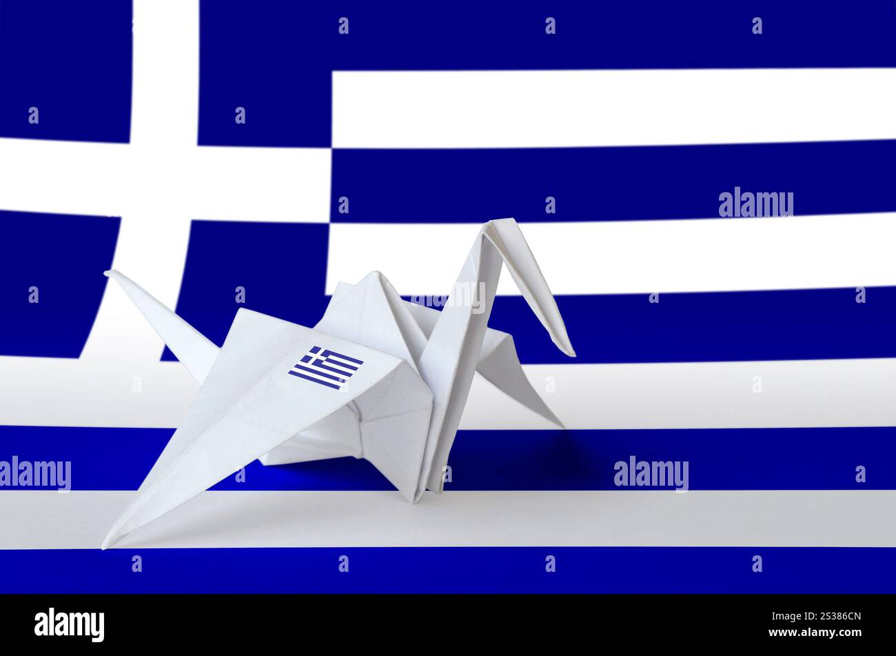 Bandiera greca raffigurata su un'ala di carta della gru origami. Arte orientale fatta a mano. Bandiera greca raffigurata su un'ala di carta della gru origami. Arte fatta a mano Foto Stock