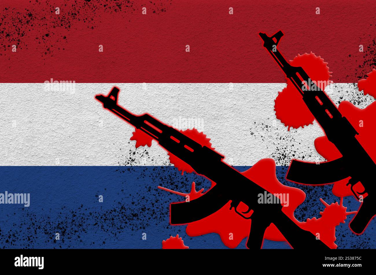 Bandiera olandese e due fucili neri AK-47 a sangue rosso. Concetto di attacco terroristico o operazioni militari con esito letale. Arma pericolosa Foto Stock