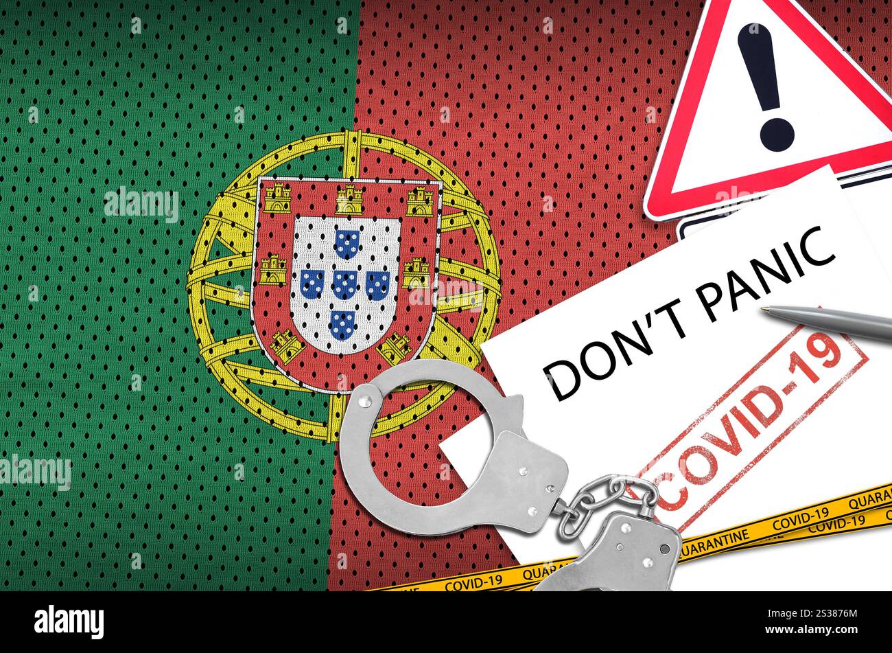 Bandiera del Portogallo e manette della polizia con iscrizione non panico su carta bianca. Coronavirus o pandemia 2019-nCoV virus concetto. Bandiera del Portogallo e. Foto Stock