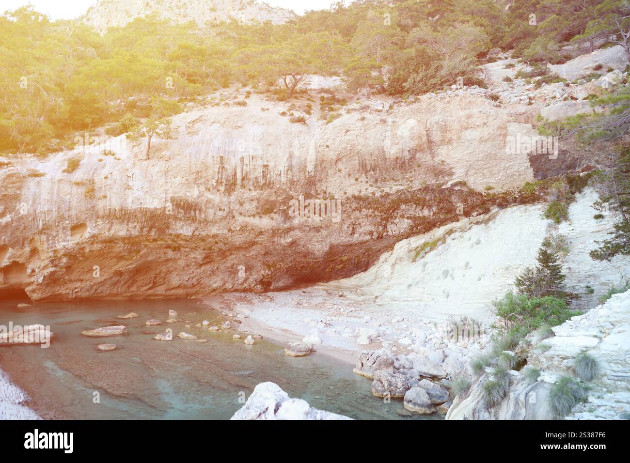 Viaggia in Turchia nel Mar Egeo e nelle rocce del paesaggio lagunare e nella natura. Grandi sponde a dondolo sull'acqua blu profonda del mare. Posto lussuoso per rilassarsi. Viaggia dentro Foto Stock