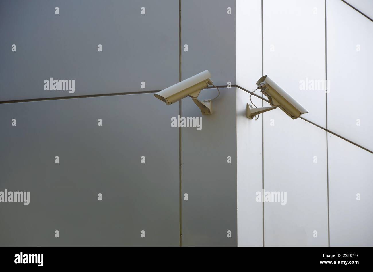 Moderne telecamere a circuito chiuso su una parete in plastica argentata. Concetto di sorveglianza e monitoraggio dell'area in tempo reale. Moderne telecamere a circuito chiuso su una parete in plastica argentata Foto Stock
