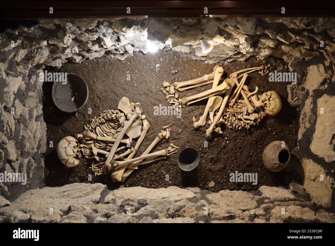 Cranio e ossa scavati dalla fossa nel spaventoso cimitero dei prigionieri dopo le torture. Cranio e ossa scavate dalla fossa nel cimitero spaventoso di Foto Stock