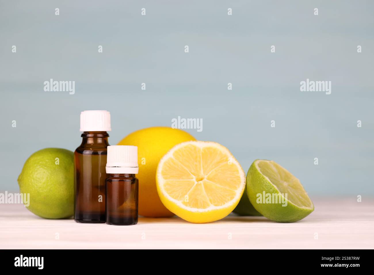 Bottiglia di essenza di olio con estratti di agrumi. Messa a fuoco selettiva. Spa Day, concetto di bottiglia di olio freschezza con limone lime ed estratto di arancia. Essenza d'olio Foto Stock