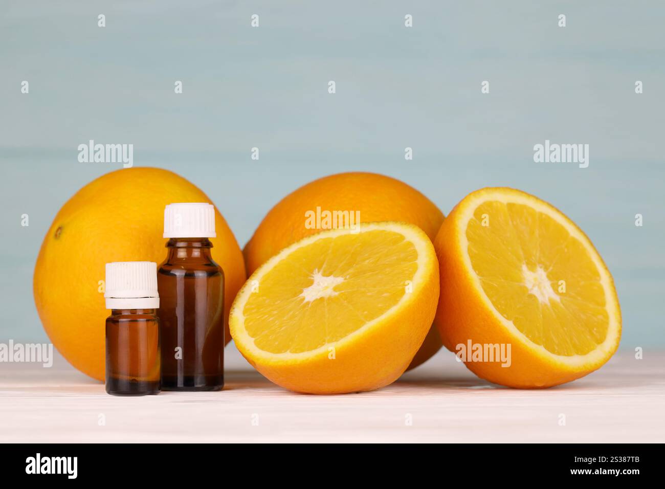 Bottiglia di essenza di olio con estratti di agrumi. Messa a fuoco selettiva. Spa Day, concetto di bottiglia di olio freschezza con limone lime ed estratto di arancia. Essenza d'olio Foto Stock