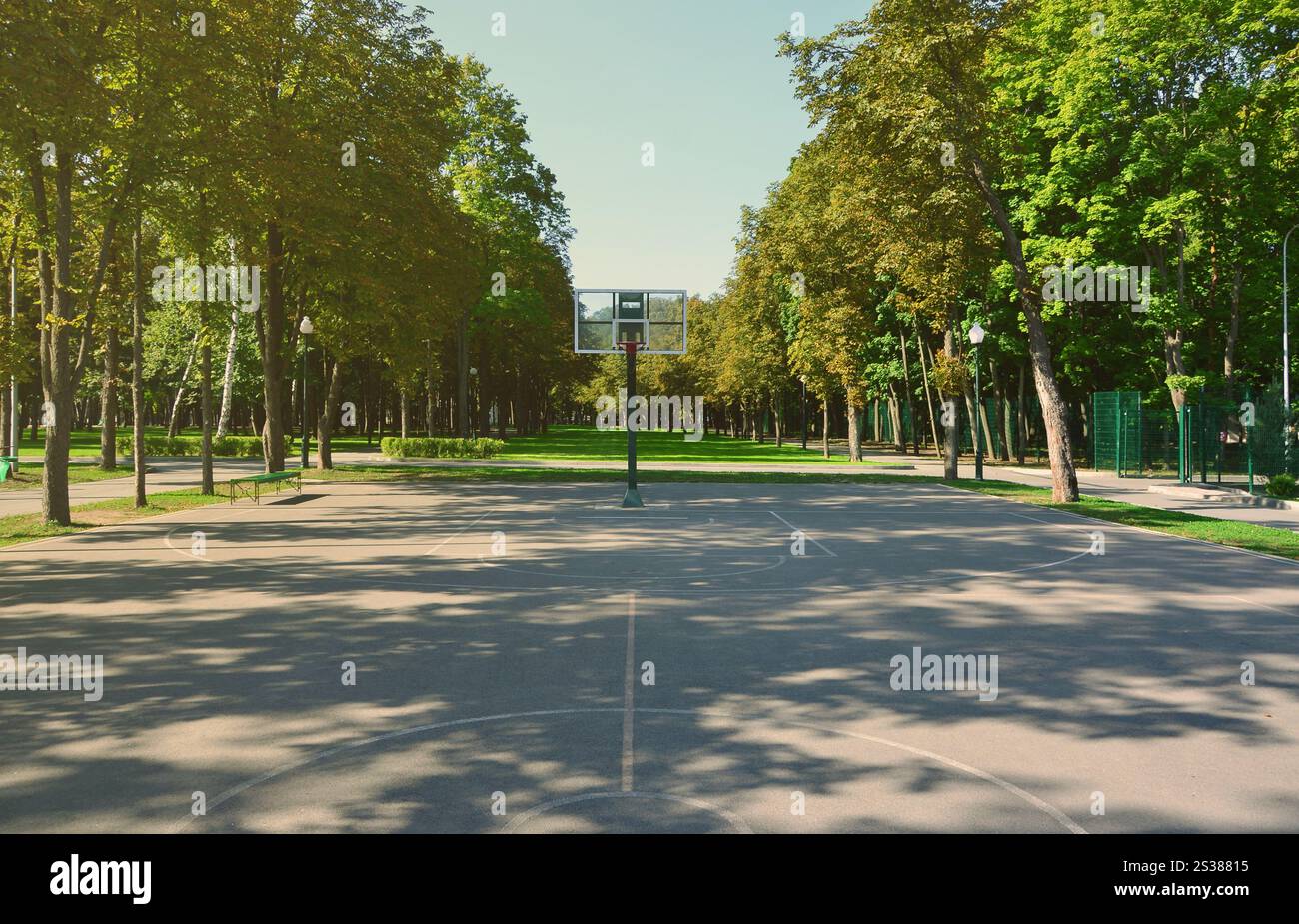 Empty street basketball. Per concetti come sport ed esercizio e uno stile di vita sano Foto Stock