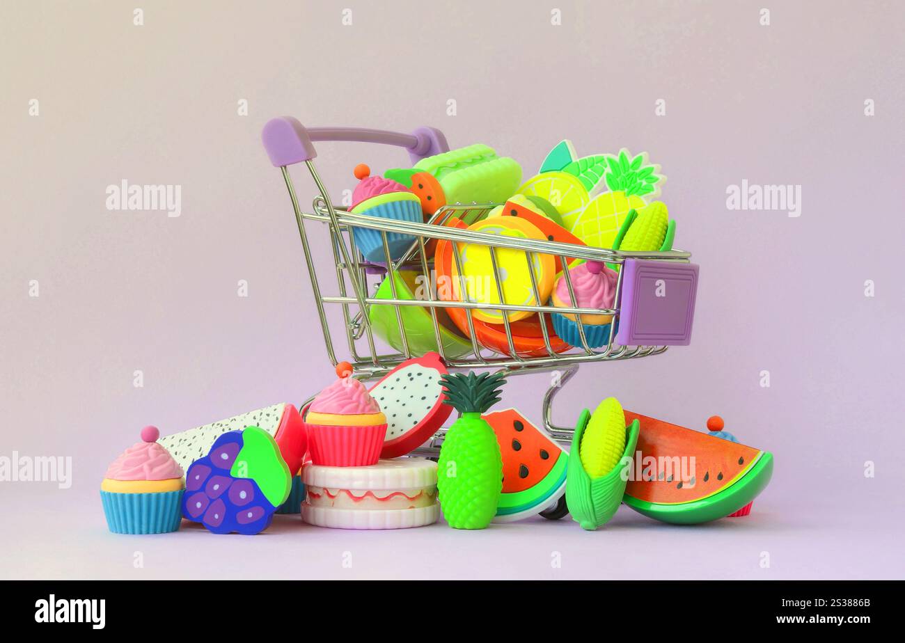 Il carrello è riempito fino in cima con frutta fresca su sfondo viola. Il concetto di acquistare cibo e frutta online. Cibo dietetico. Comprare cibo dietetico Foto Stock