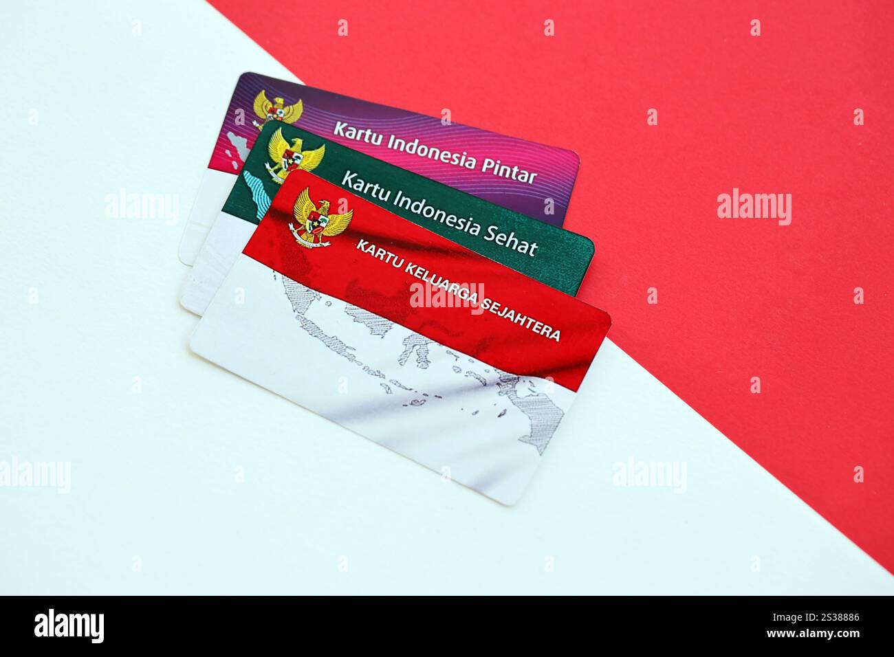 Tessera famiglia prospera indonesiana, tessera intelligente indonesiana e tessera salutare. Carte KIS, KIP e KKS per il sostegno finanziario a cittadini o residenti. Foto Stock