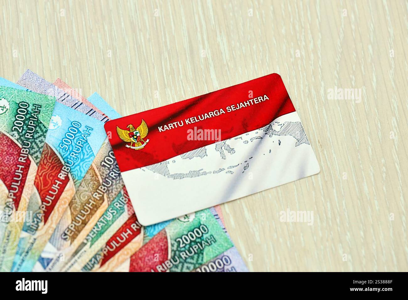 Tessera famiglia benestante KKS Indonesia originariamente chiamata kartu keluarga sejahtera. Utilizzato per i programmi della comunità. Tessera famiglia prospera KKS Indonesia Foto Stock