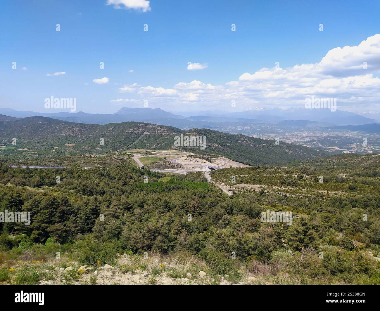 Parco nazionale dei Pirenei in Spagna. Montagne e colline ricoperte di verdi foreste. Vista dall'alto del panorama della natura. Viaggi in Europa. Foto Stock