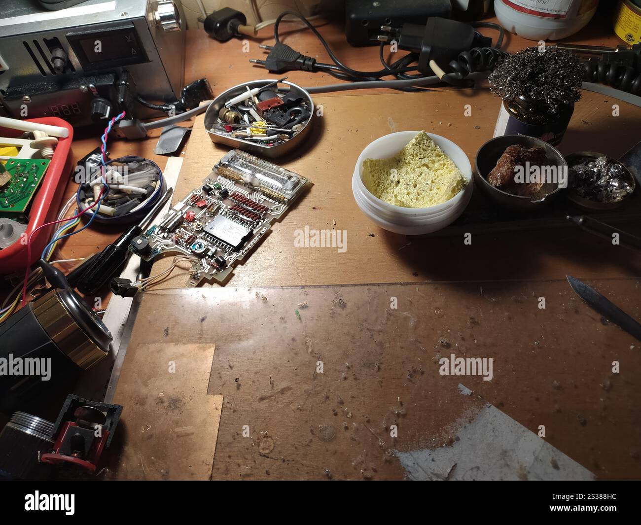 Vecchia tecnologia elettronica. Circuiti stampati, industria dei componenti informatici. Lavori di ingegneria elettrica di assistenza. componenti retrò elettronici. Vecchio elettronico Foto Stock