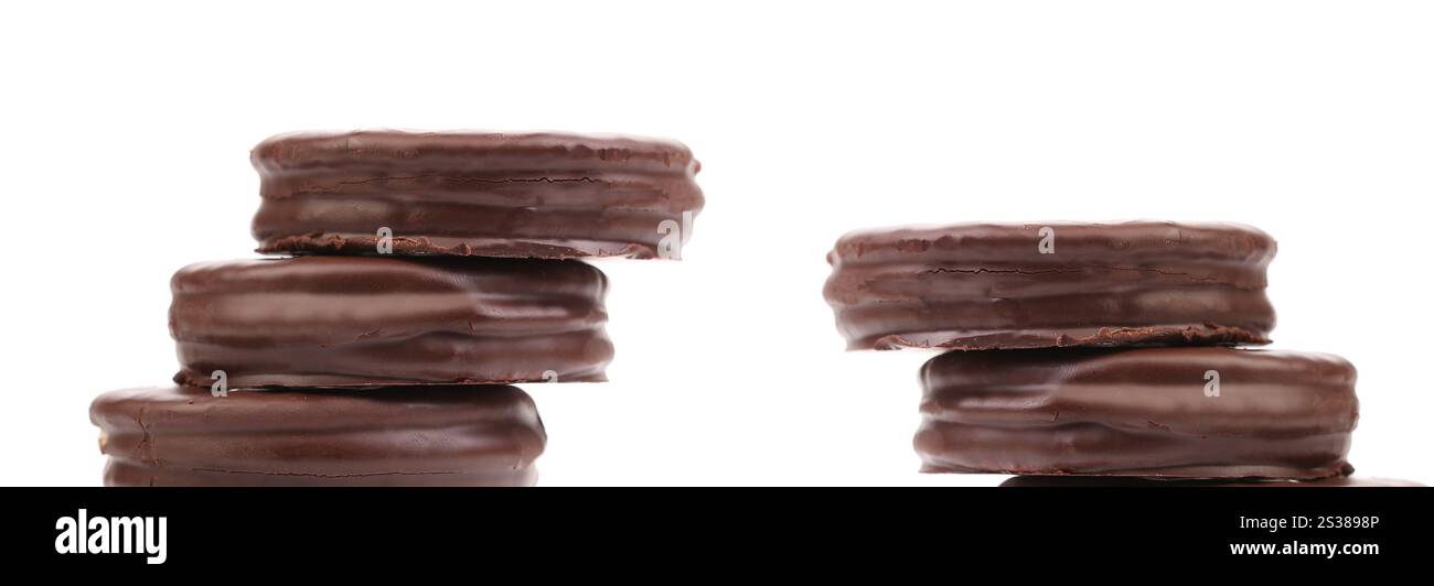 due biscotti al cioccolato isolati su sfondo bianco. due biscotti al cioccolato Foto Stock