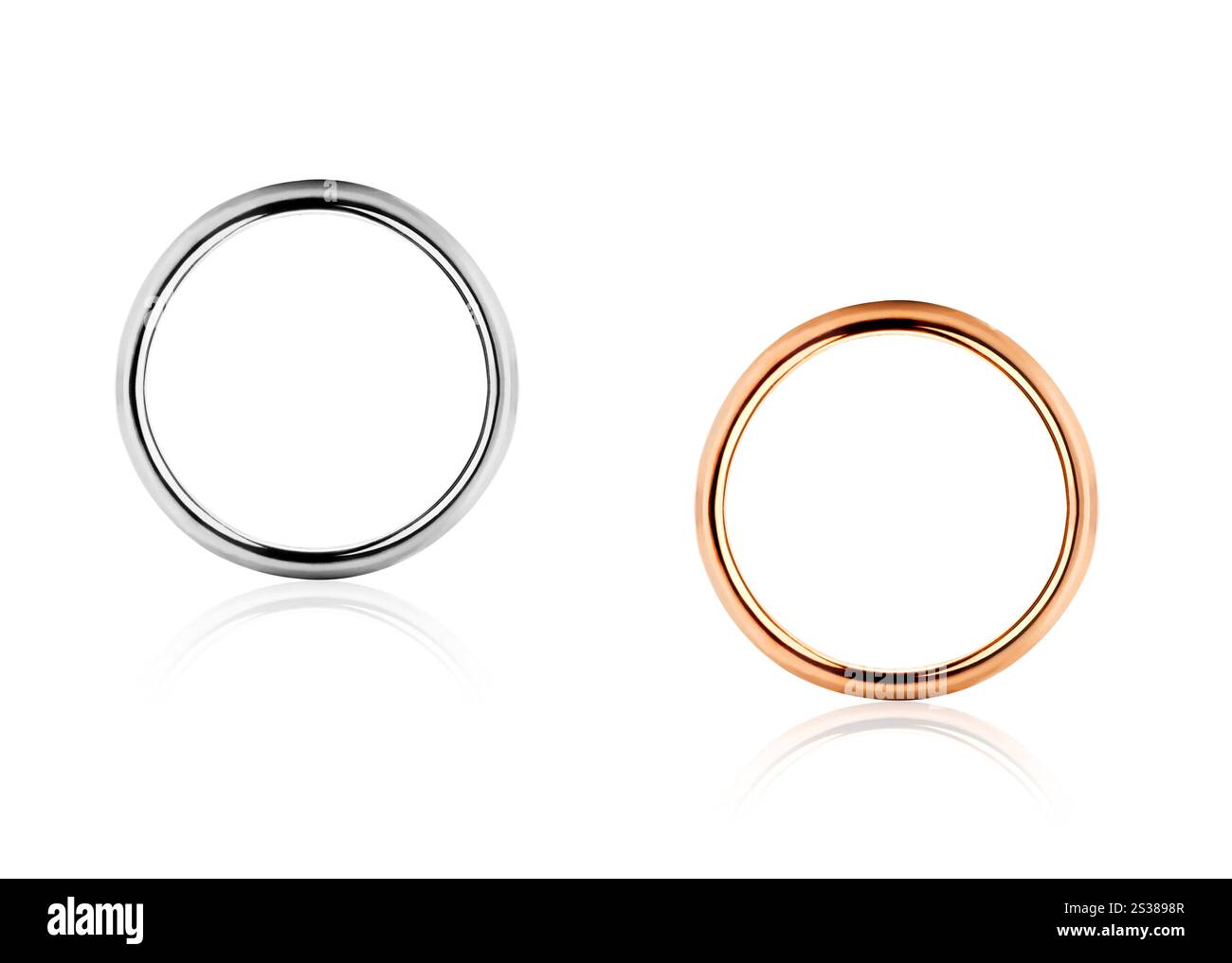 Matrimoni solitari in oro e argento isolati. Fedi nuziali solitarie in oro e argento Foto Stock