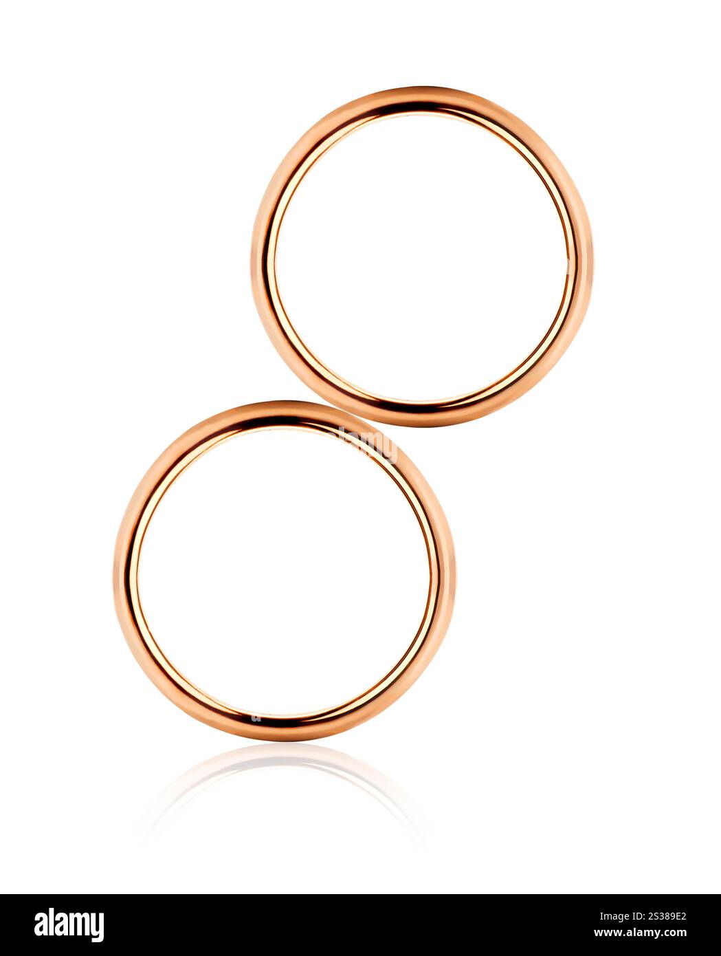 matrimoni d'oro isolati nel primo piano. fedi nuziali d'oro Foto Stock